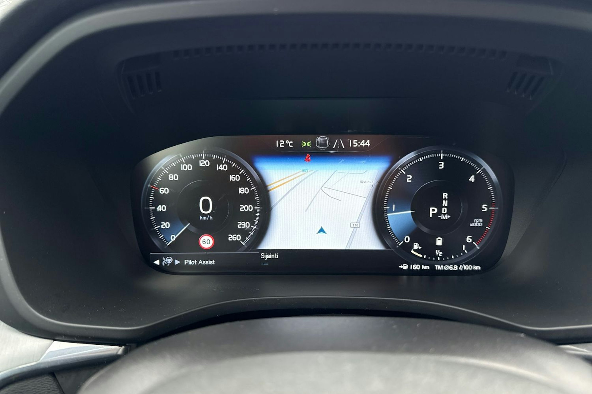 musta Volvo XC60 2020 kuva 17.