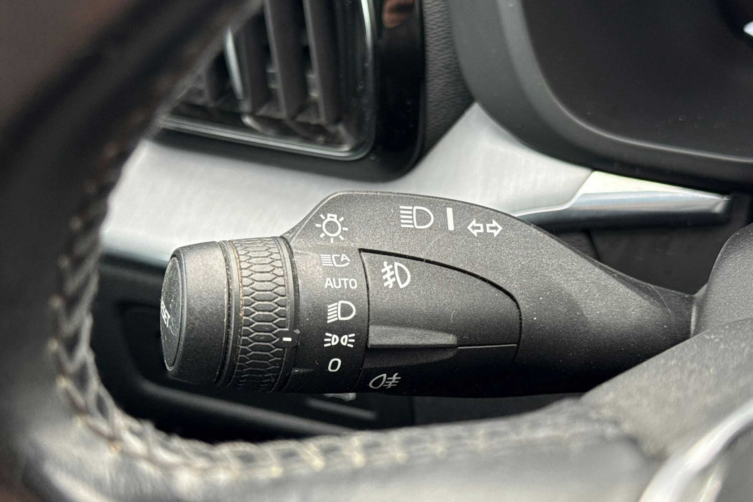 musta Volvo XC60 2020 kuva 18.