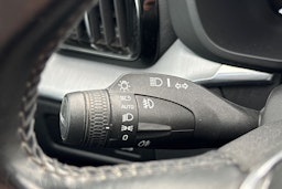 musta Volvo XC60 2020 kuva 18.