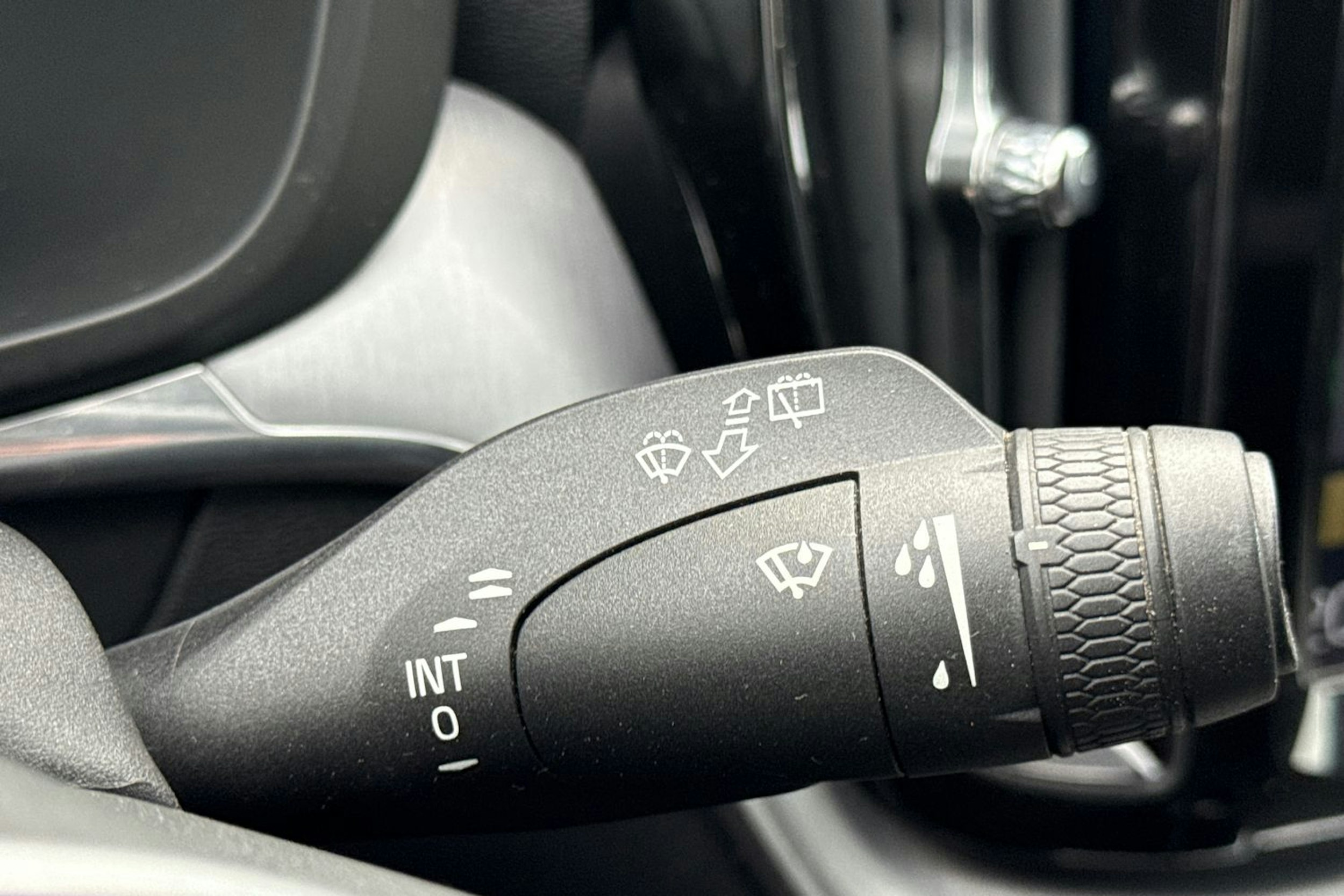 musta Volvo XC60 2020 kuva 19.