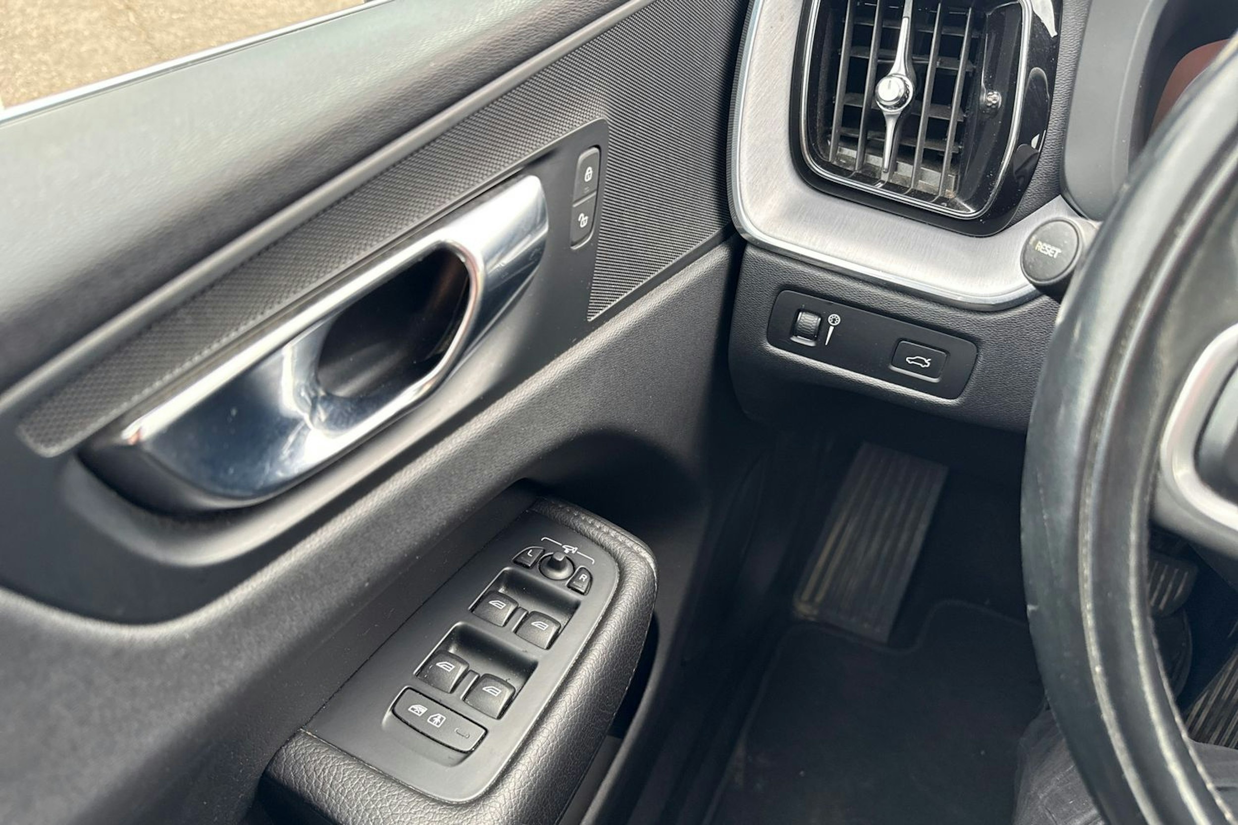 musta Volvo XC60 2020 kuva 20.