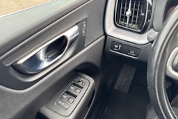 musta Volvo XC60 2020 kuva 20.