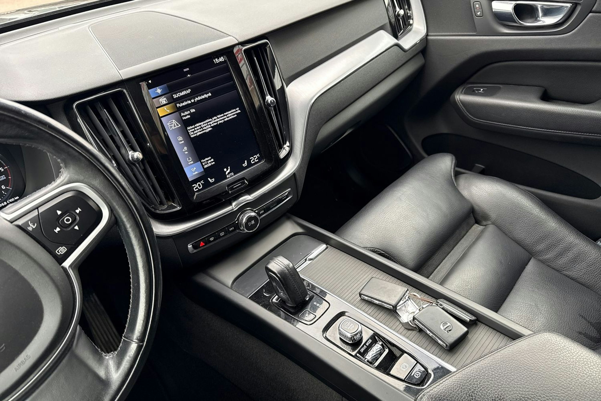 musta Volvo XC60 2020 kuva 27.