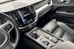 musta Volvo XC60 2020 kuva 27.