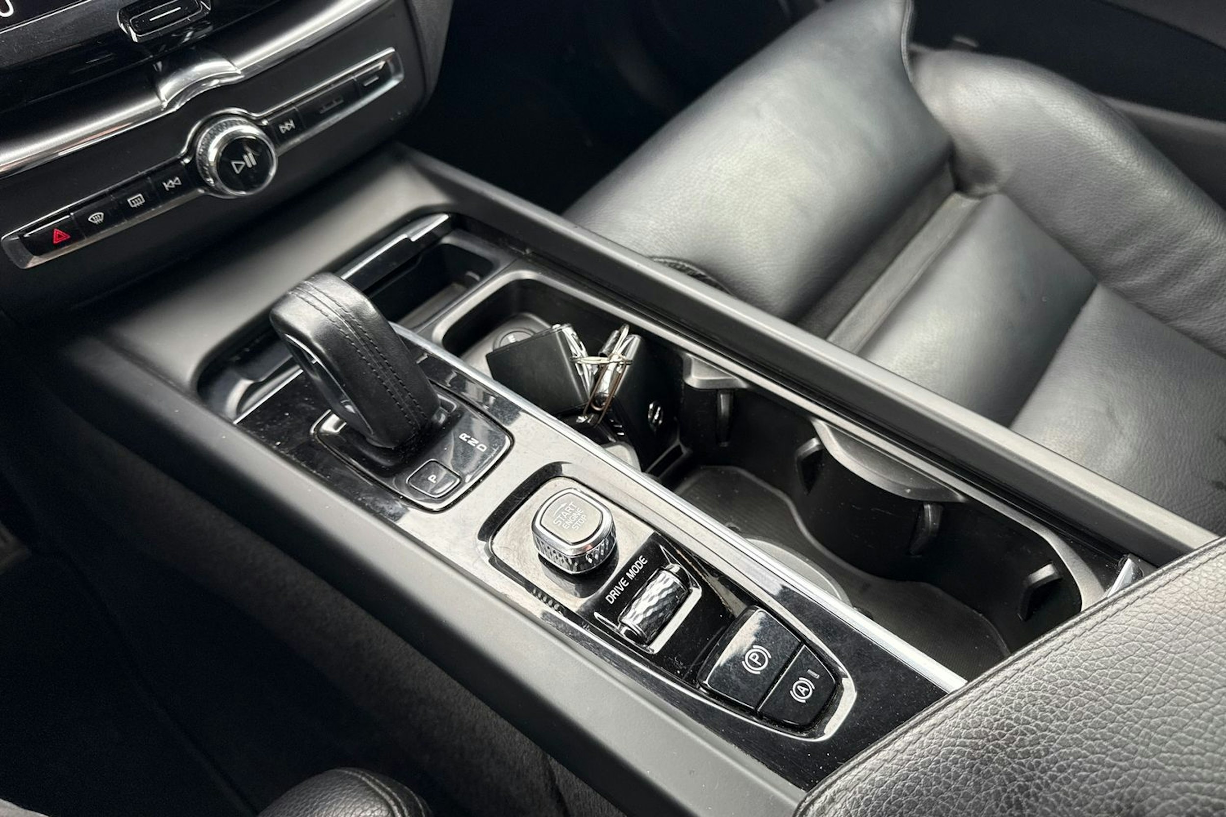 musta Volvo XC60 2020 kuva 28.