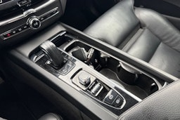 musta Volvo XC60 2020 kuva 28.