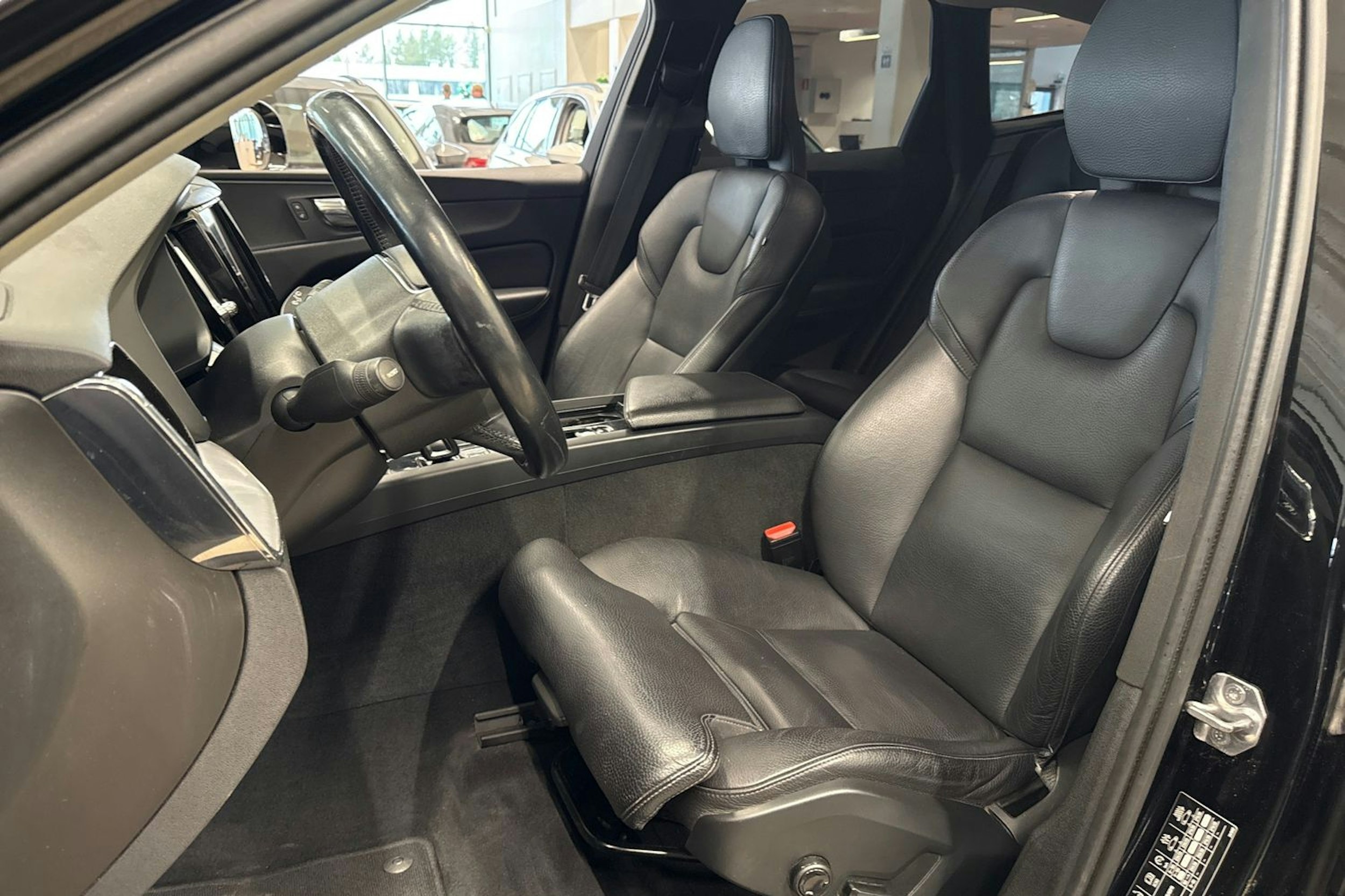 musta Volvo XC60 2020 kuva 29.