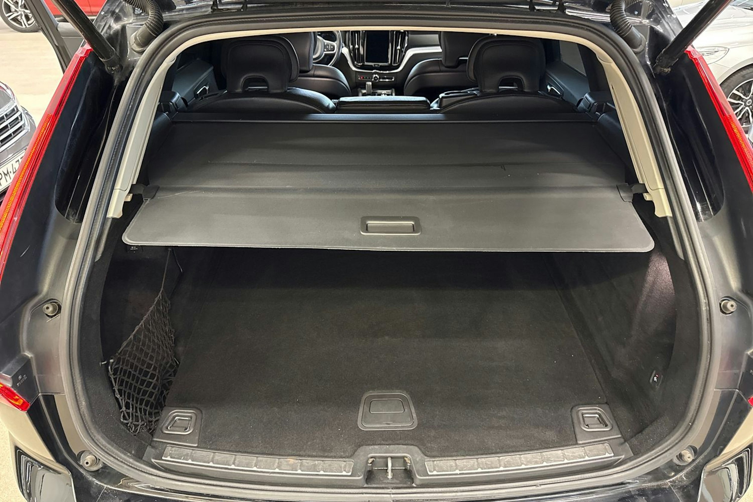 musta Volvo XC60 2020 kuva 31.