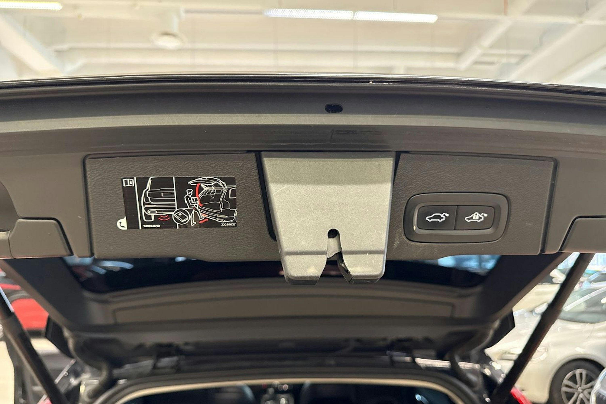 musta Volvo XC60 2020 kuva 34.