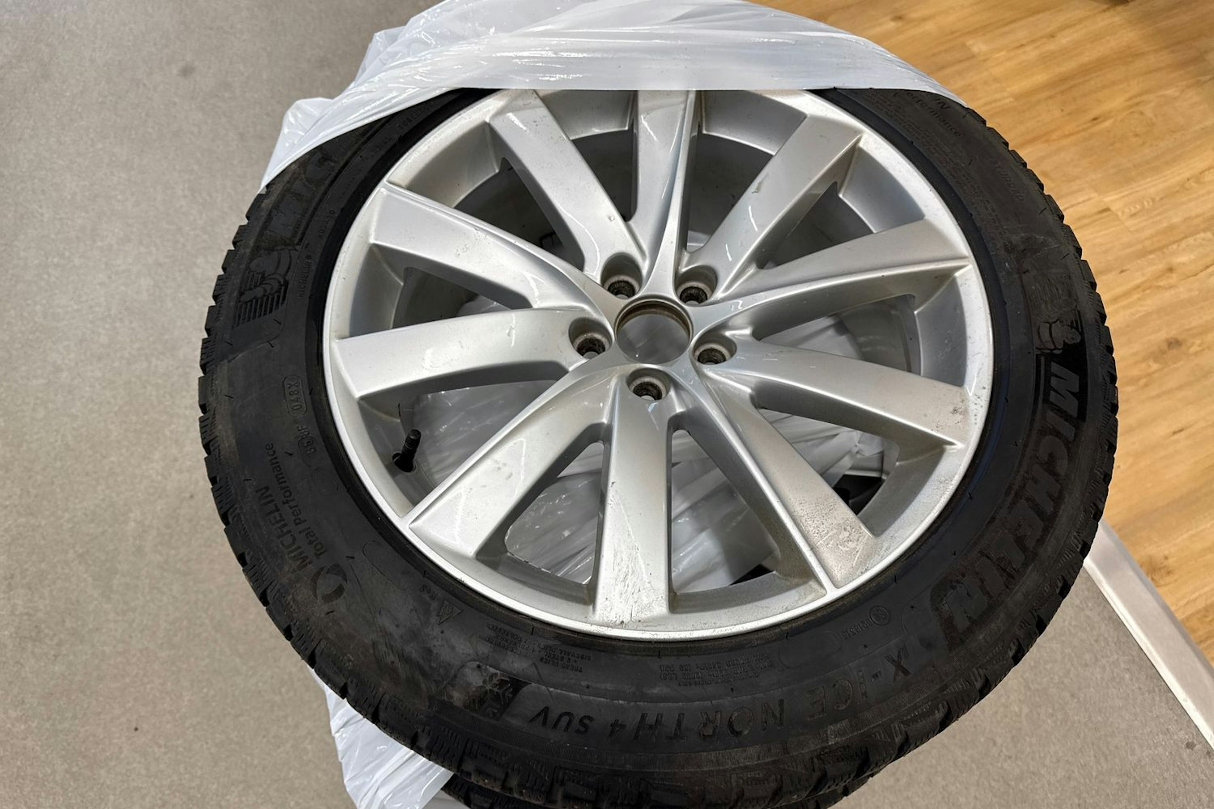 musta Volvo XC60 2020 kuva 35.