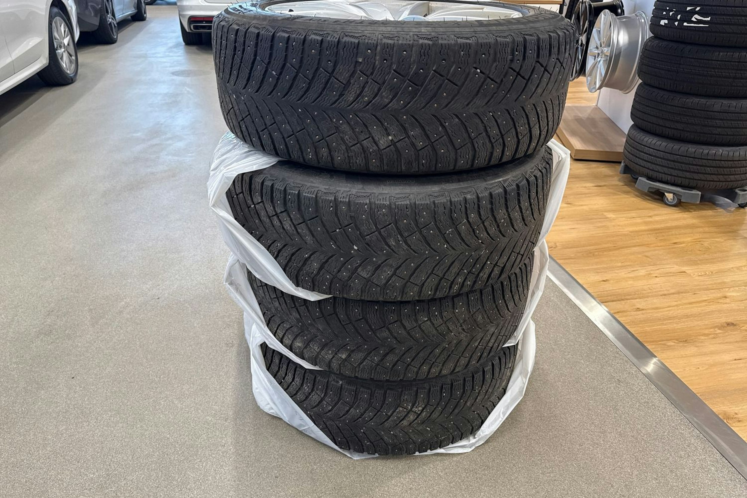 musta Volvo XC60 2020 kuva 36.