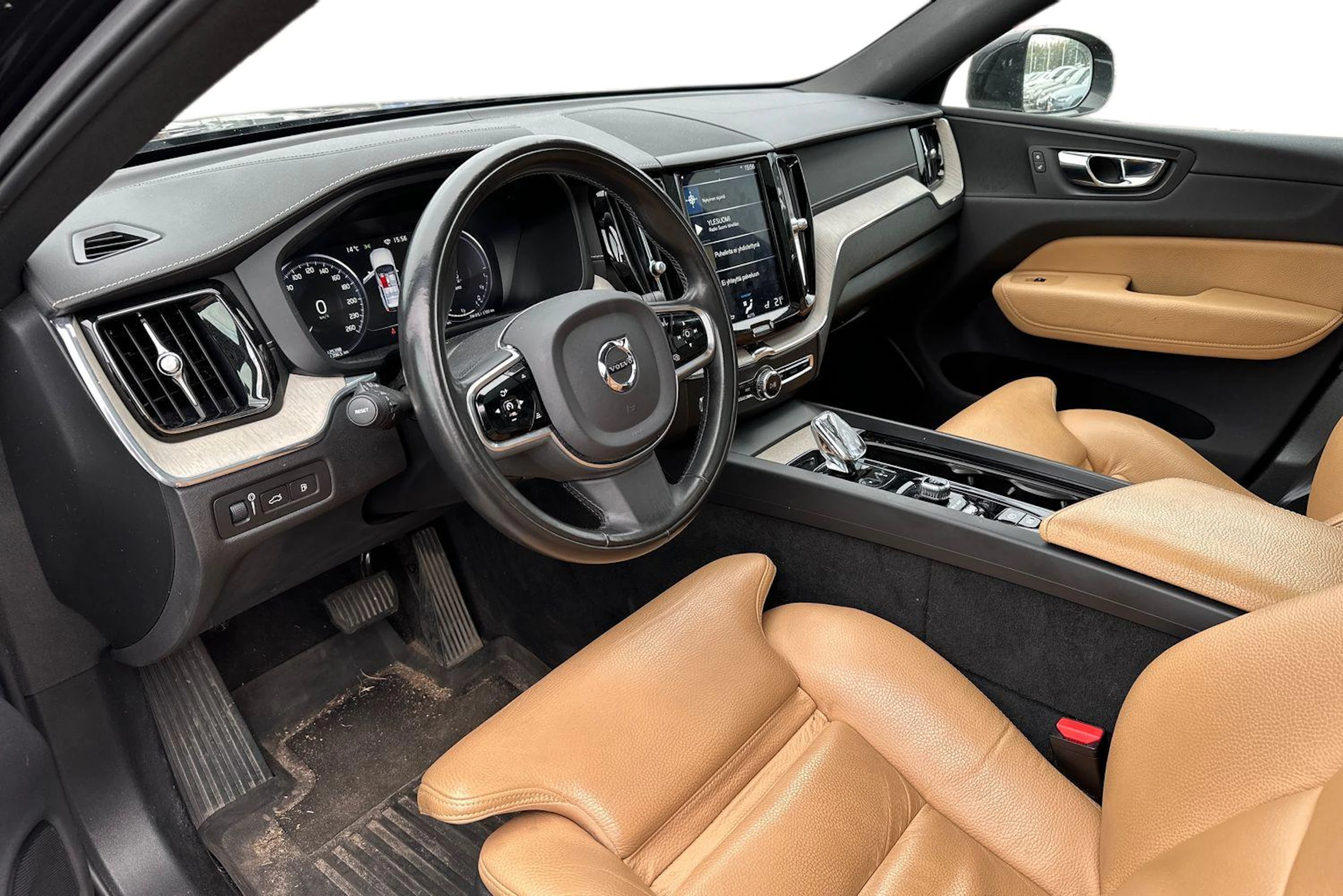 musta Volvo XC60 2020 kuva 3.