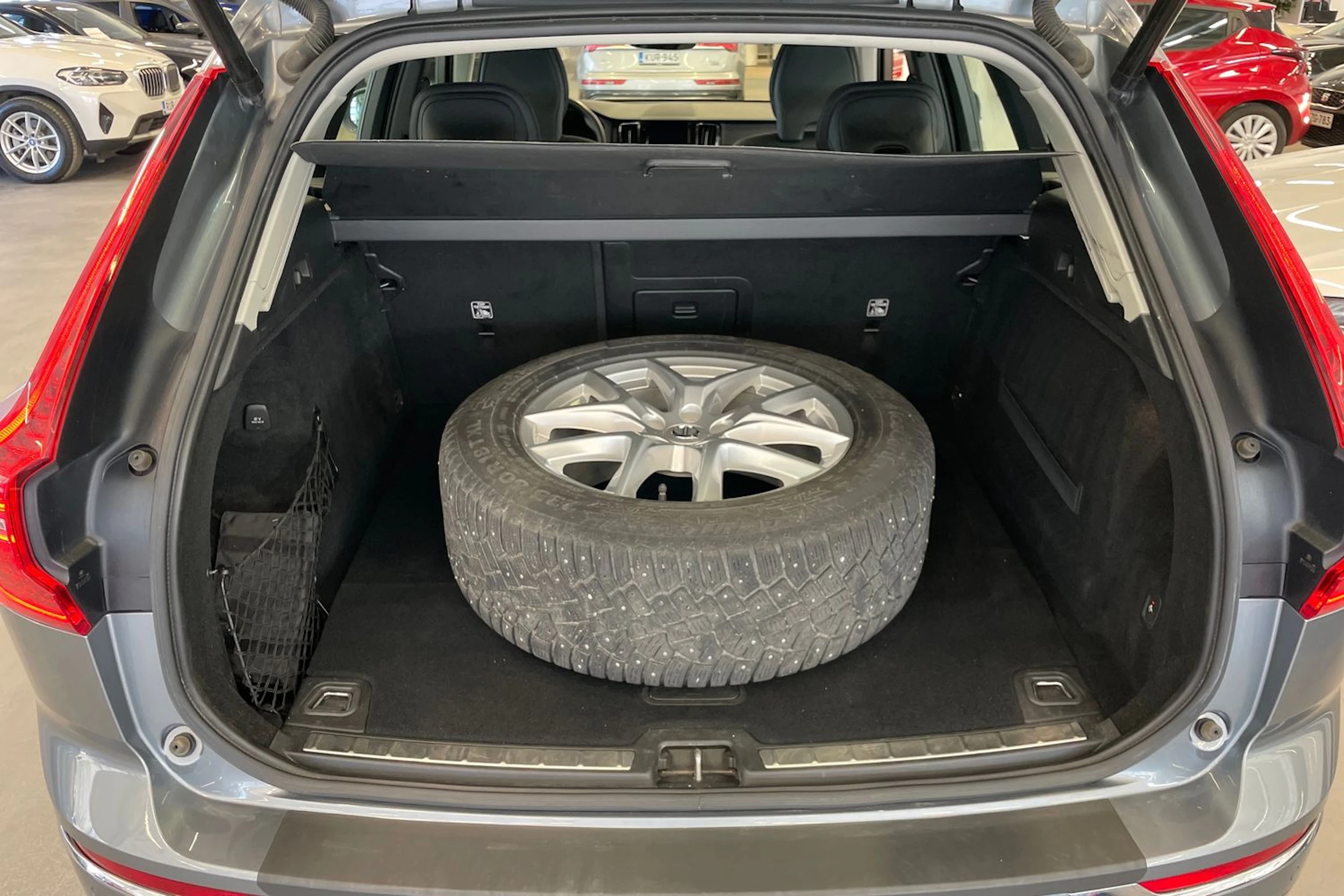 Harmaa Volvo XC60 2020 kuva 11.