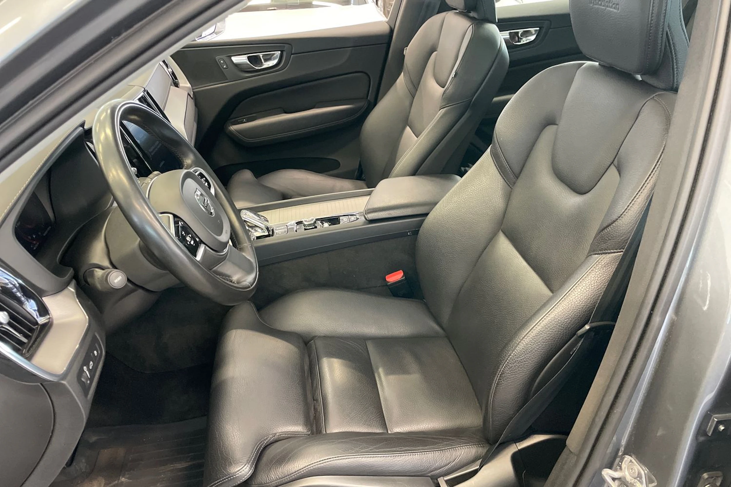 Harmaa Volvo XC60 2020 kuva 13.