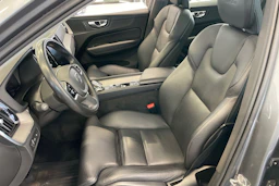 Harmaa Volvo XC60 2020 kuva 13.