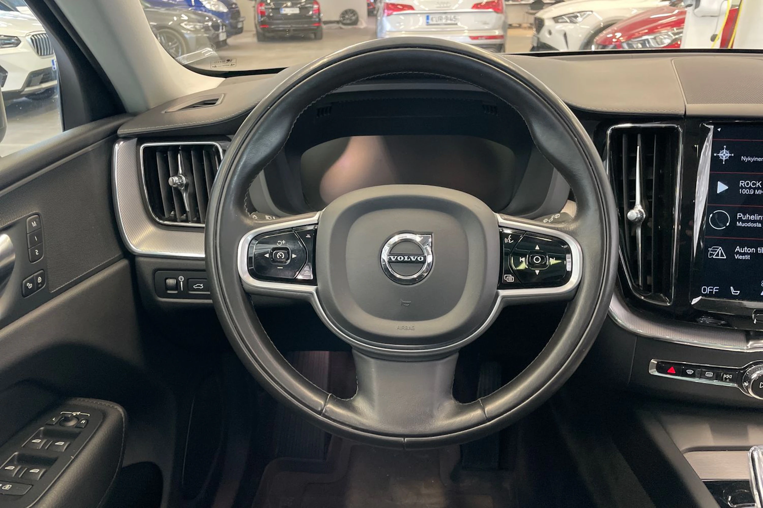 Harmaa Volvo XC60 2020 kuva 17.