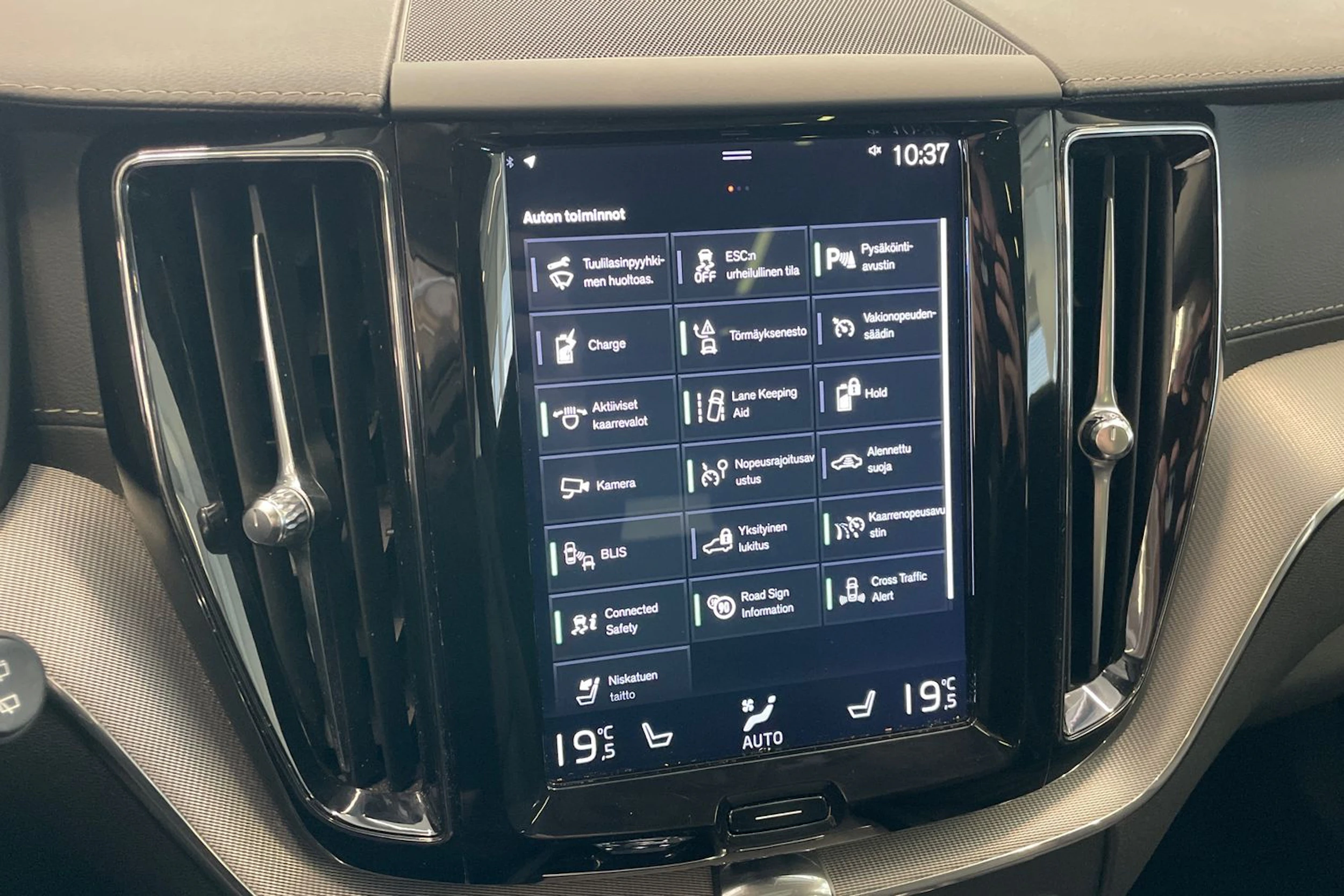 Harmaa Volvo XC60 2020 kuva 22.