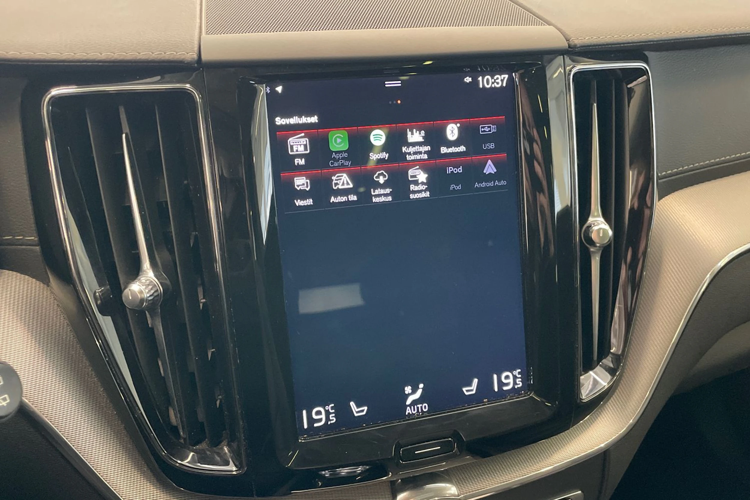Harmaa Volvo XC60 2020 kuva 23.