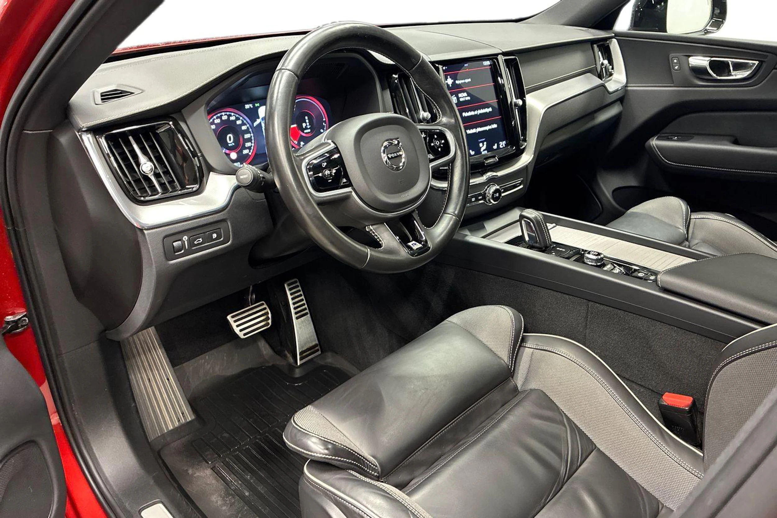 Punainen Volvo XC60 2020 kuva 6.