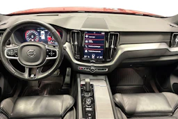 Punainen Volvo XC60 2020 kuva 7.