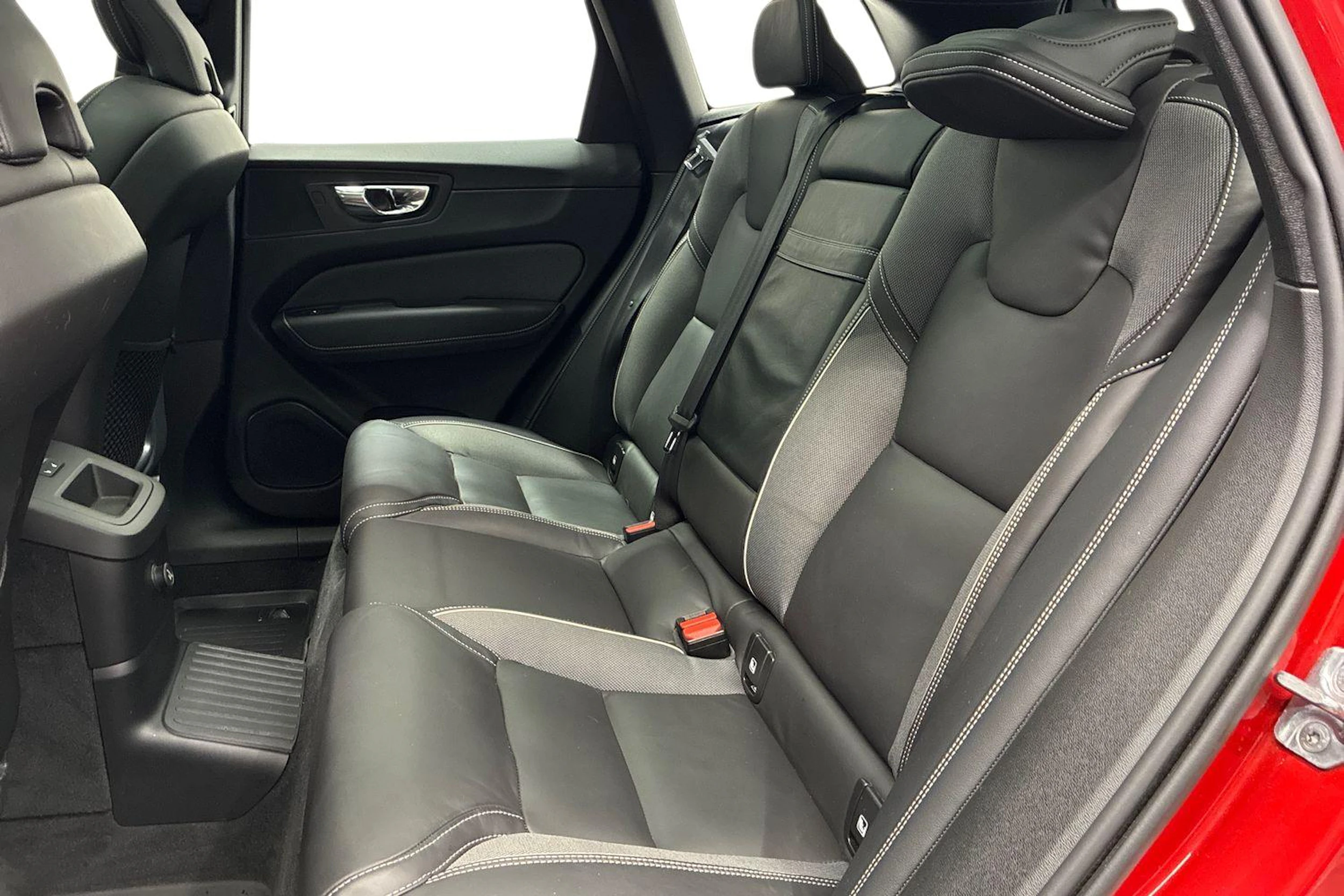 Punainen Volvo XC60 2020 kuva 8.