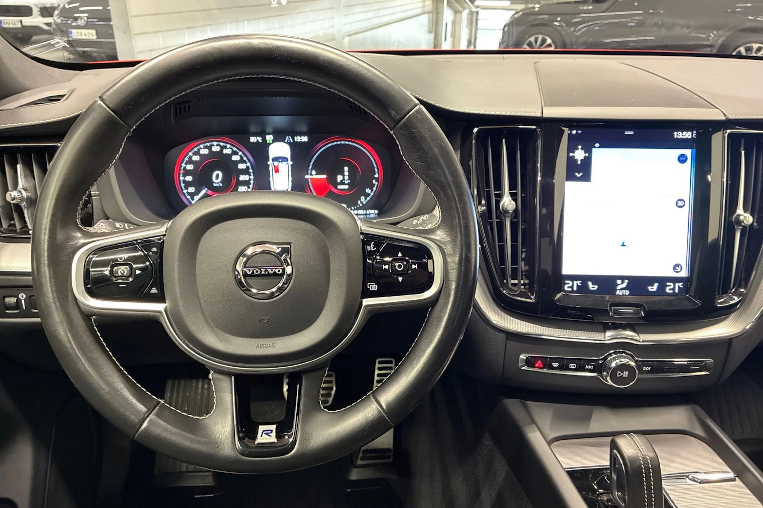 Punainen Volvo XC60 2020 kuva 11.