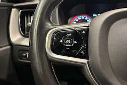 Punainen Volvo XC60 2020 kuva 13.