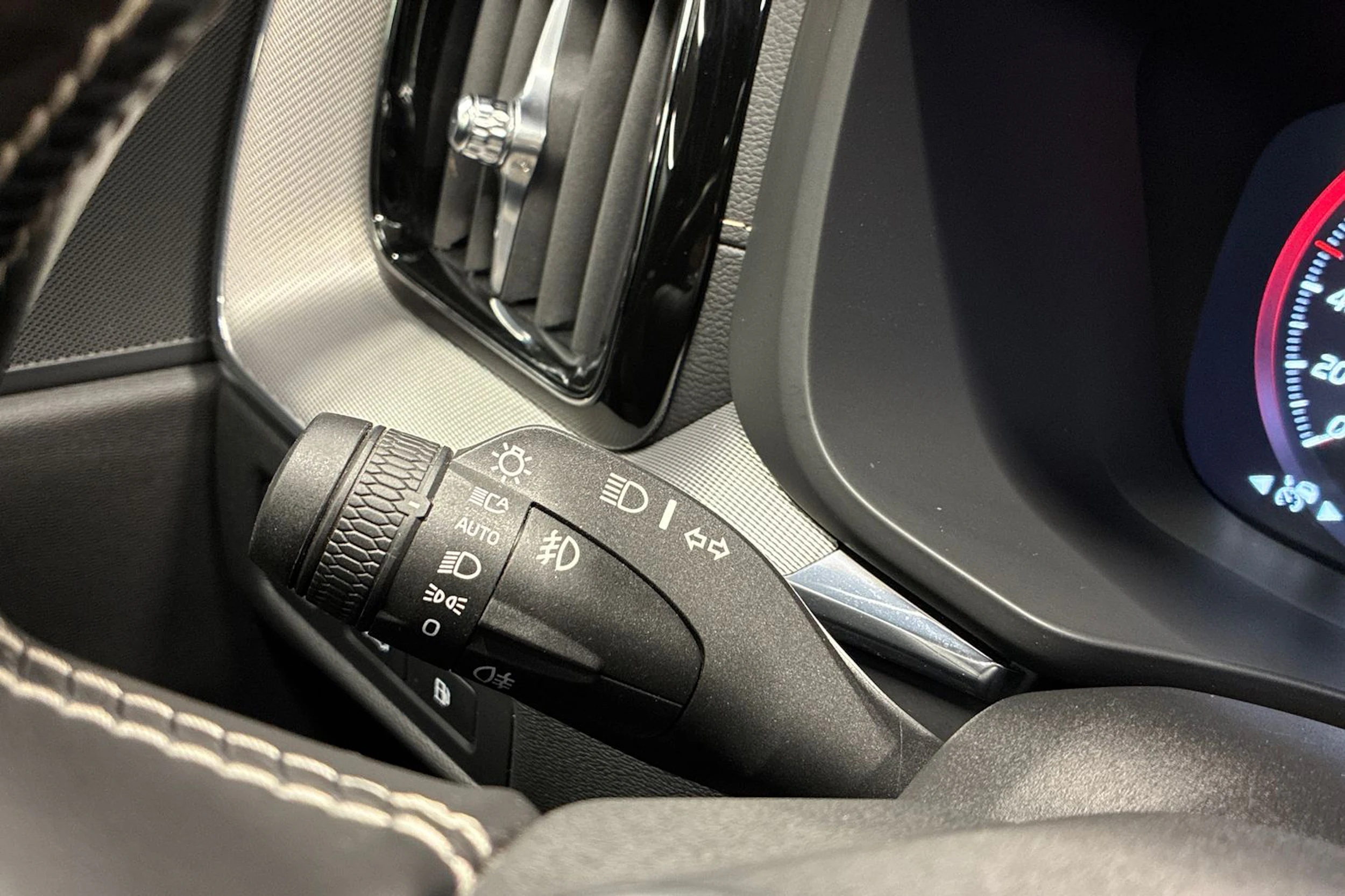 Punainen Volvo XC60 2020 kuva 15.