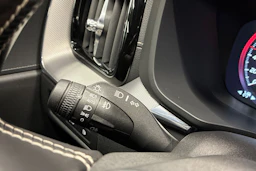 Punainen Volvo XC60 2020 kuva 15.
