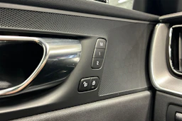 Punainen Volvo XC60 2020 kuva 18.
