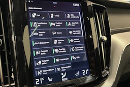 Punainen Volvo XC60 2020 kuva 22.