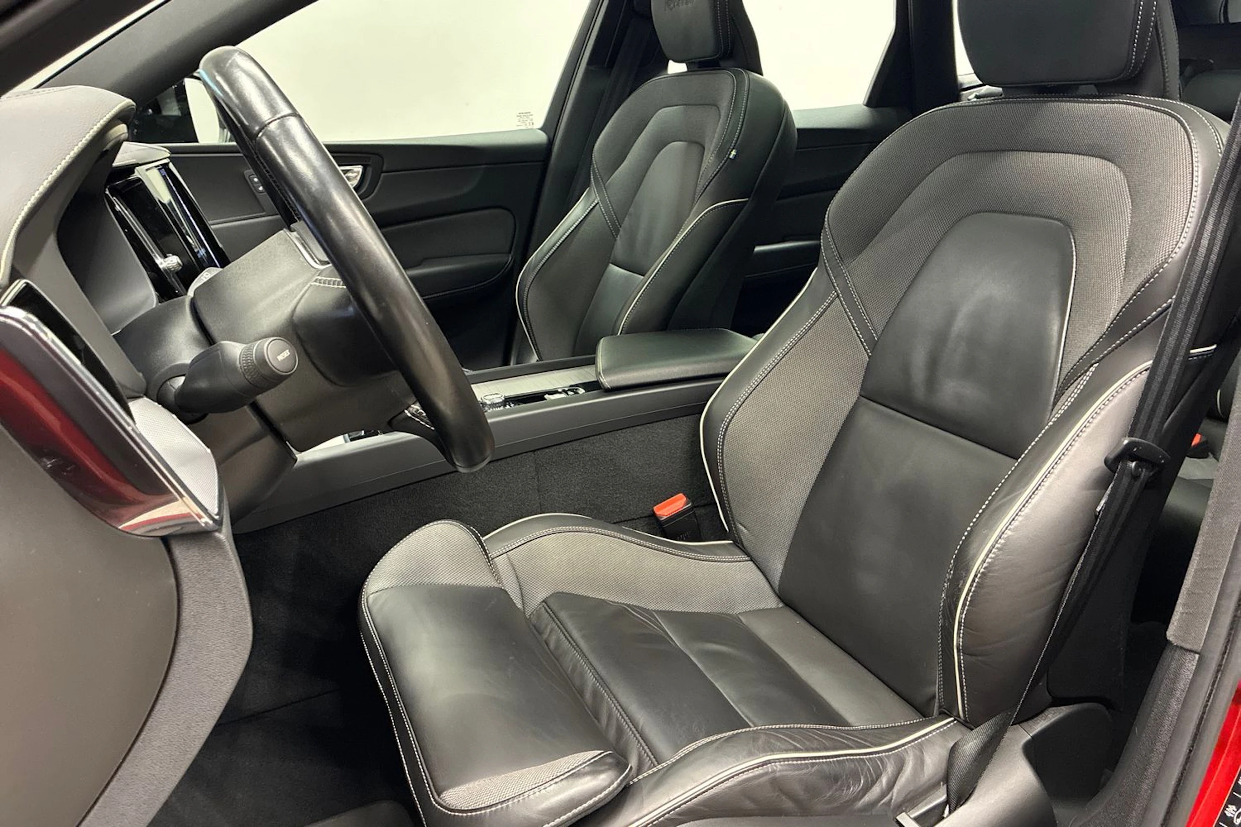 Punainen Volvo XC60 2020 kuva 27.