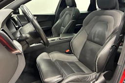 Punainen Volvo XC60 2020 kuva 27.