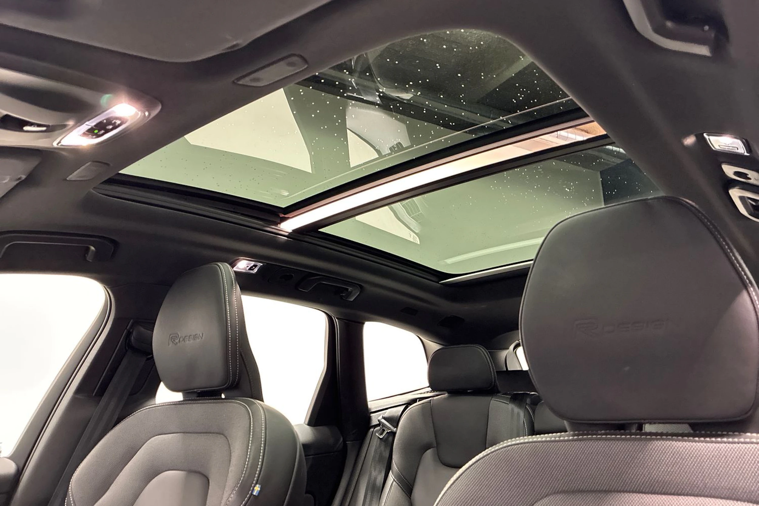 Punainen Volvo XC60 2020 kuva 28.