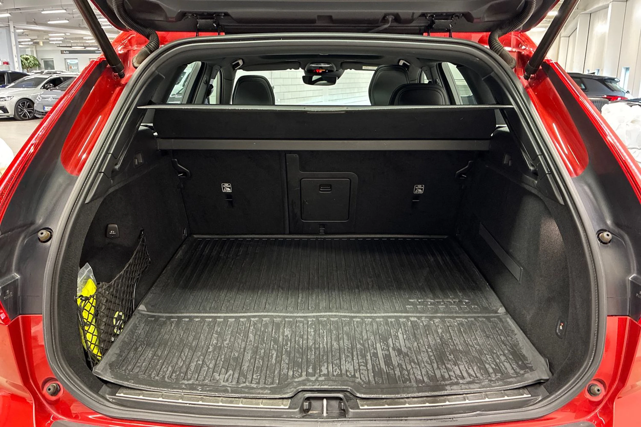 Punainen Volvo XC60 2020 kuva 30.