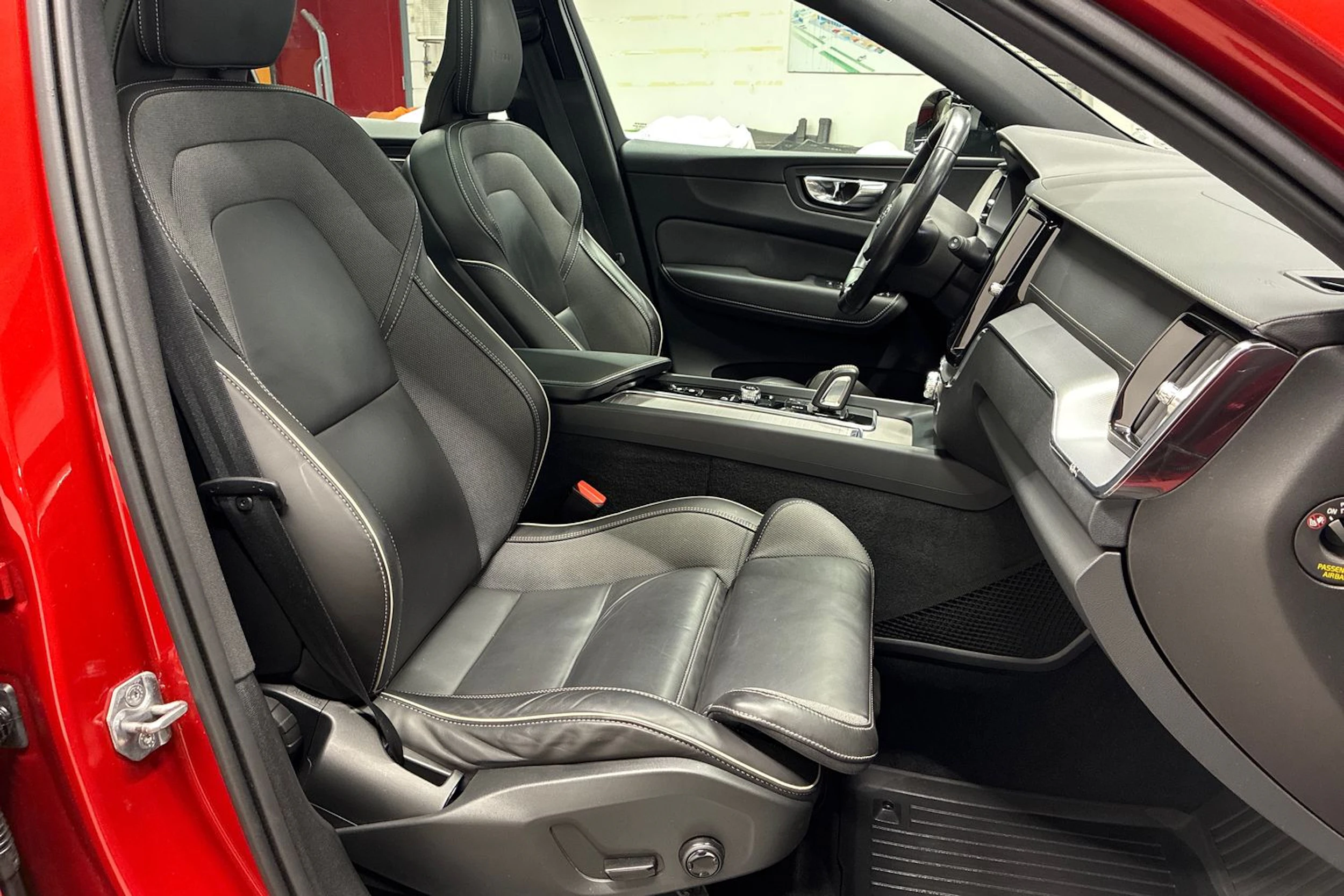 Punainen Volvo XC60 2020 kuva 34.