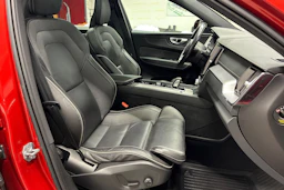 Punainen Volvo XC60 2020 kuva 34.