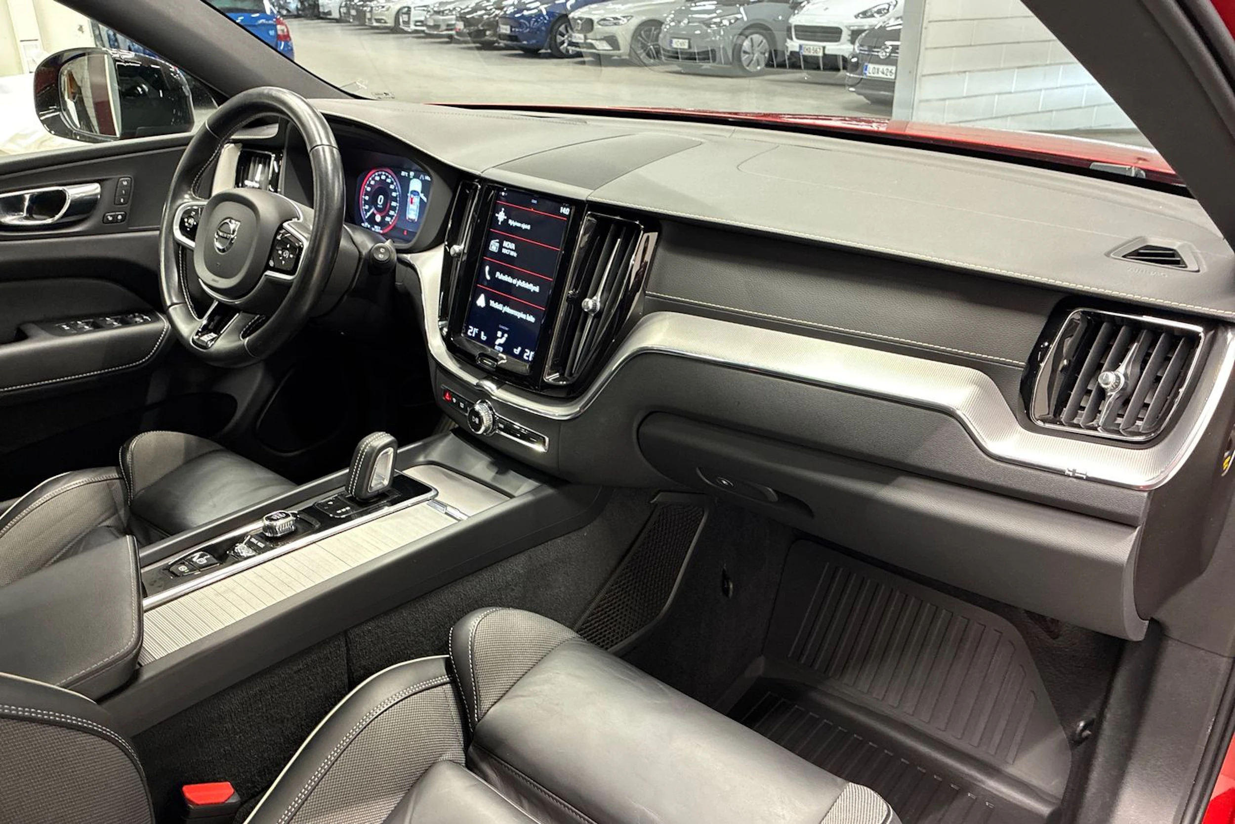 Punainen Volvo XC60 2020 kuva 35.