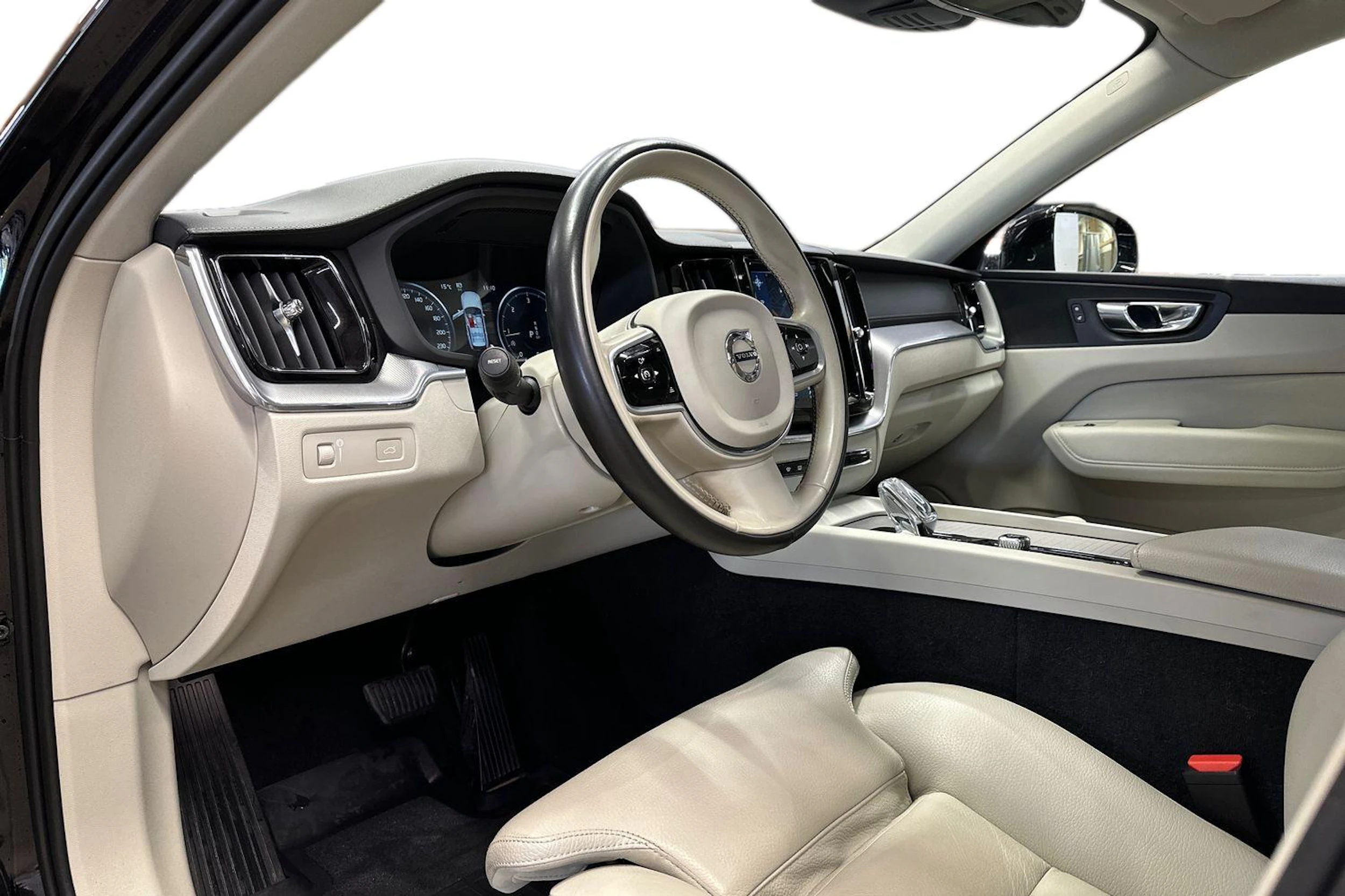 Musta Volvo XC60 2020 kuva 6.
