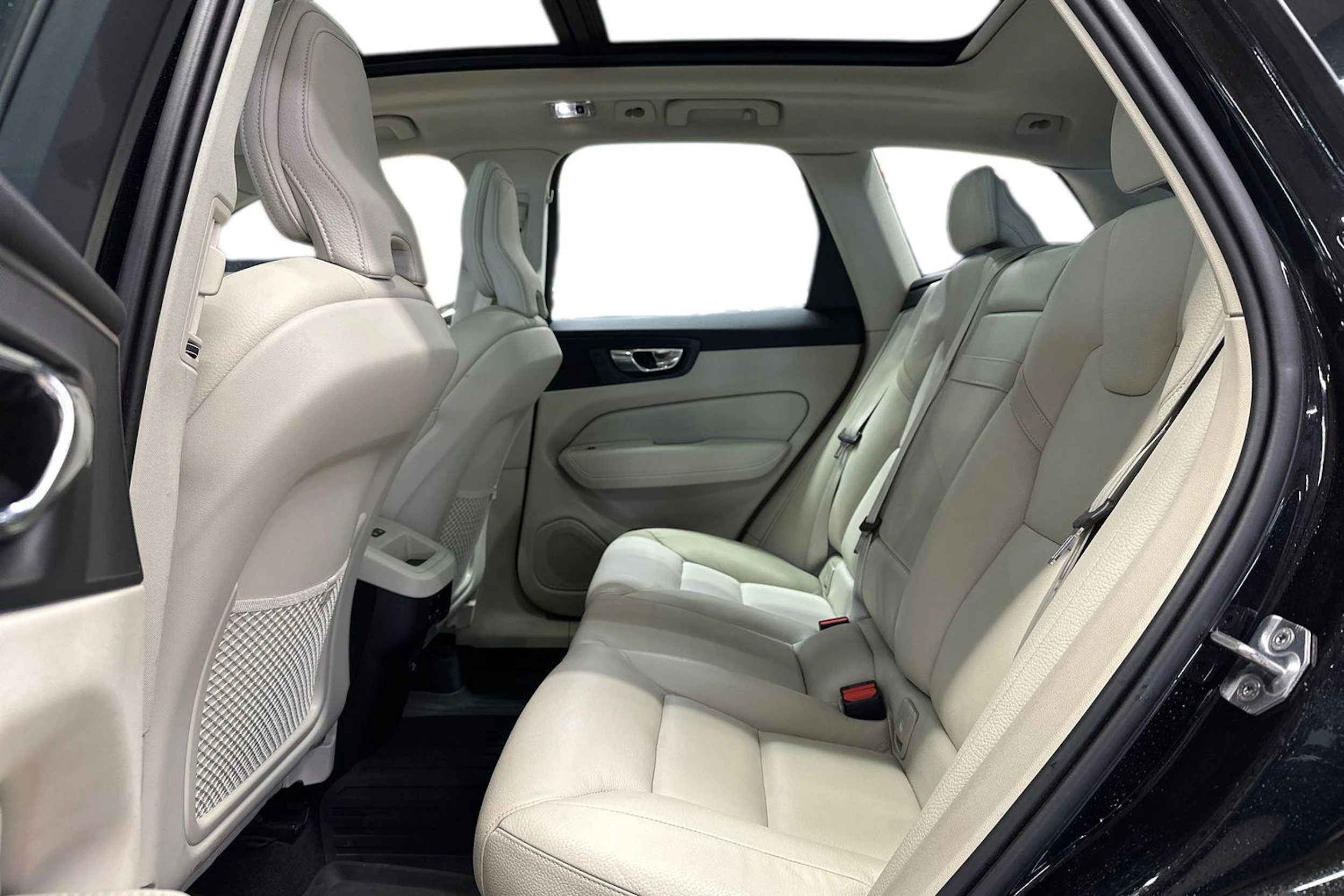 Musta Volvo XC60 2020 kuva 8.