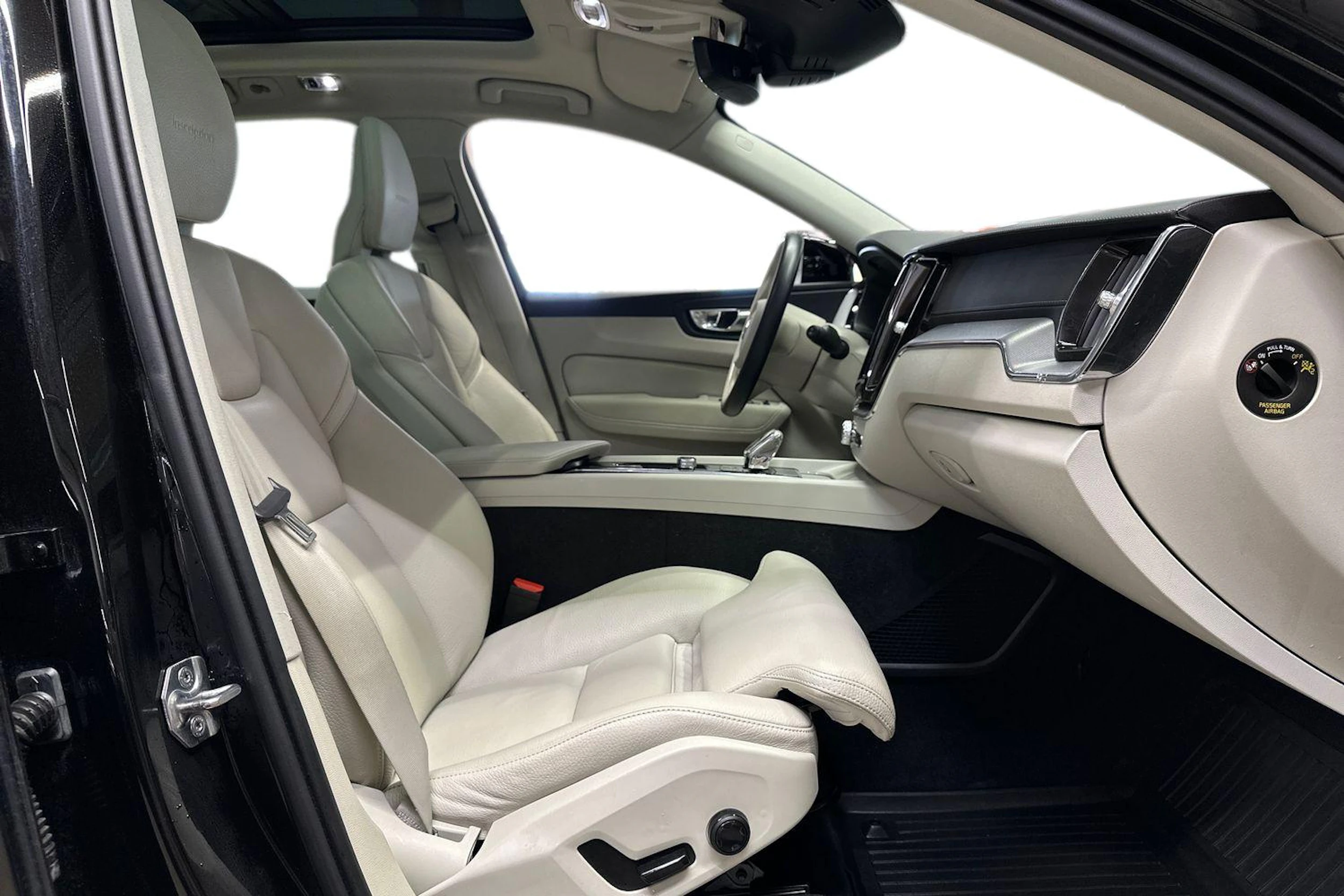 Musta Volvo XC60 2020 kuva 9.