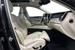 Musta Volvo XC60 2020 kuva 9.