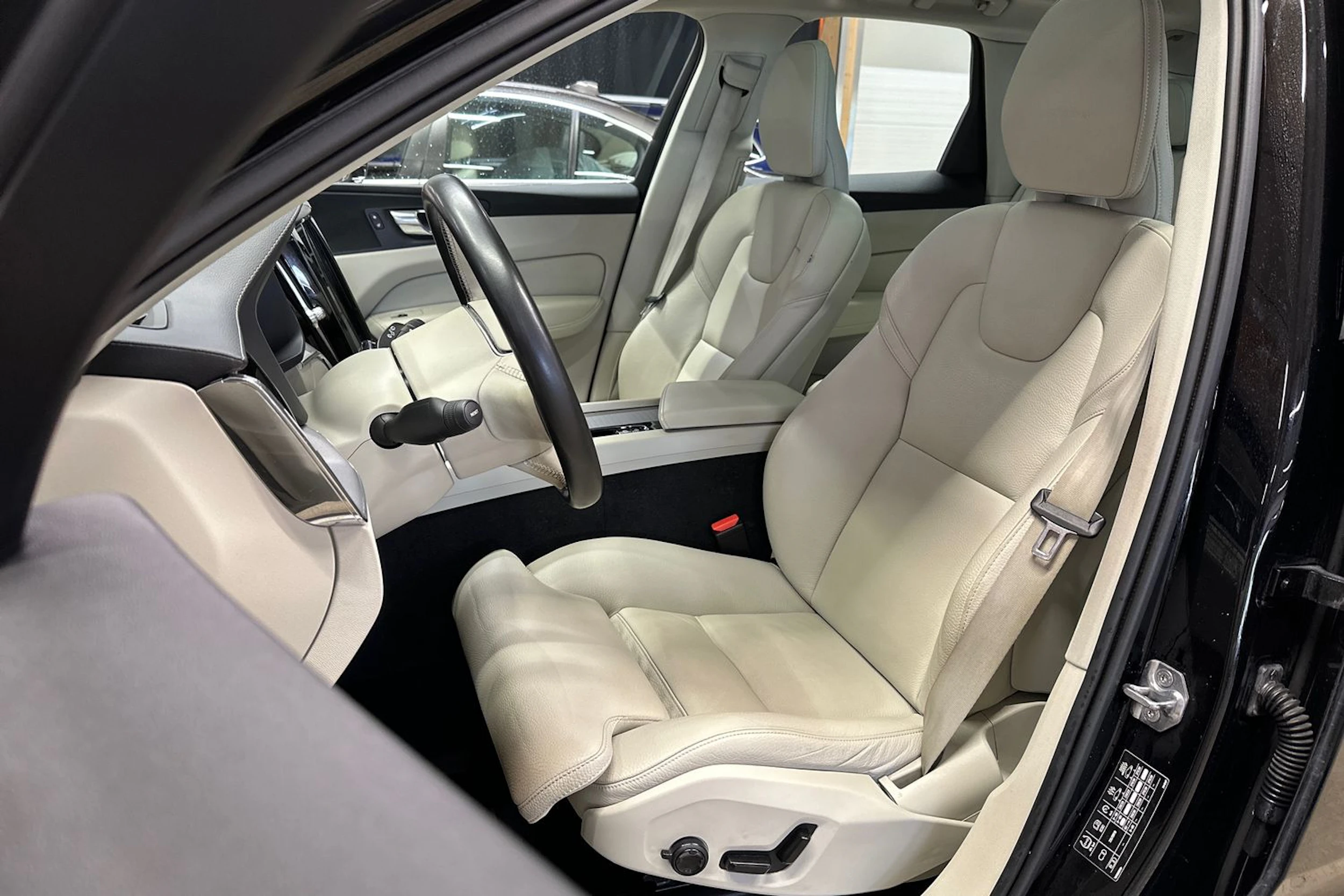 Musta Volvo XC60 2020 kuva 13.