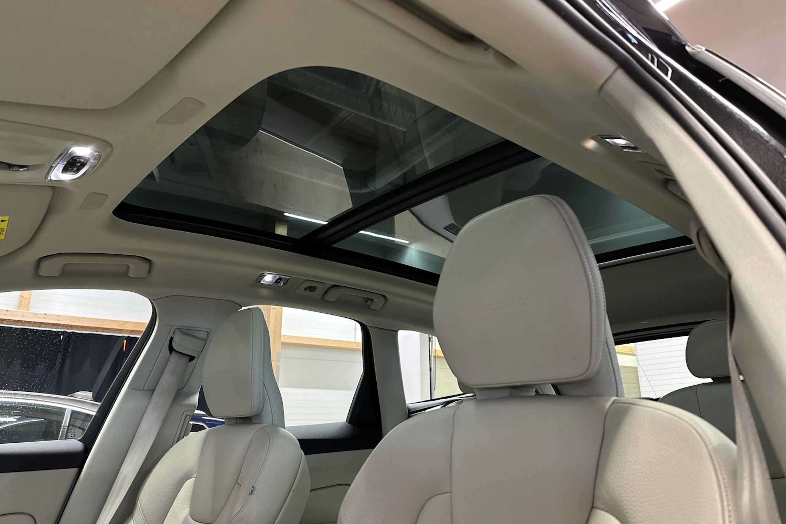 Musta Volvo XC60 2020 kuva 15.