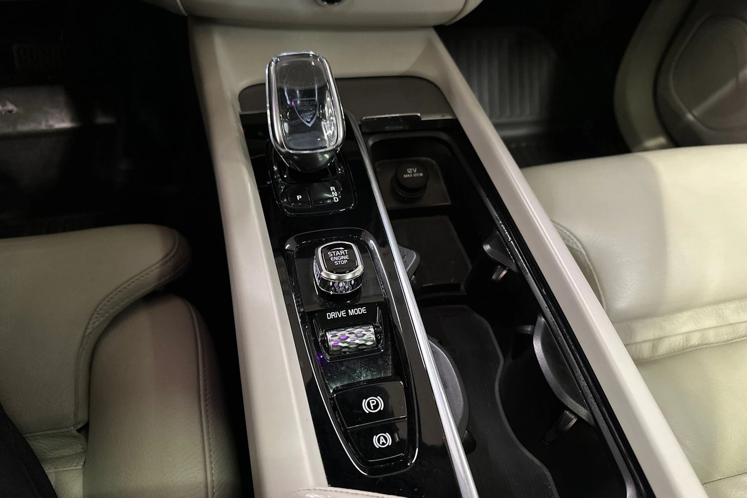 Musta Volvo XC60 2020 kuva 21.