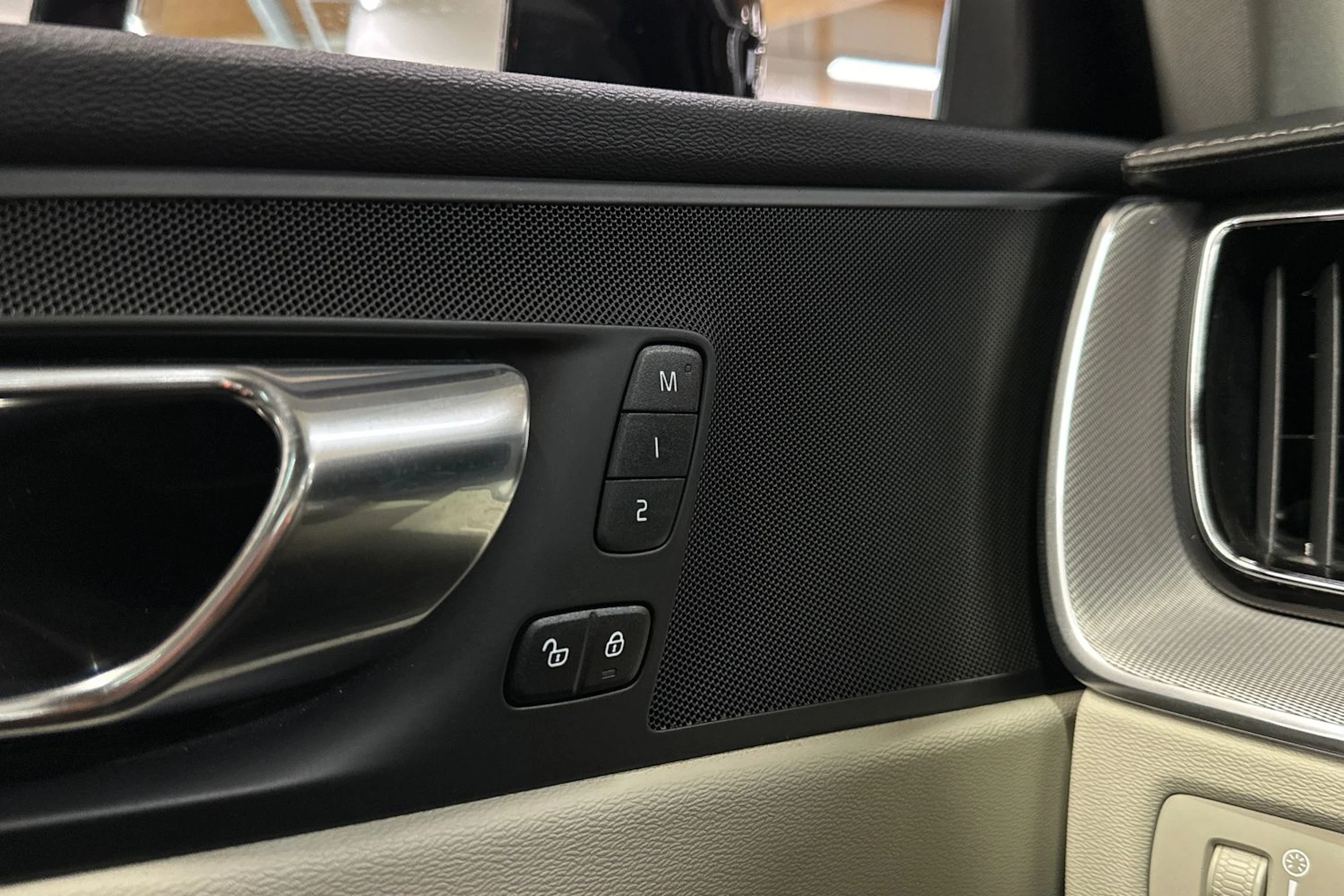 Musta Volvo XC60 2020 kuva 27.