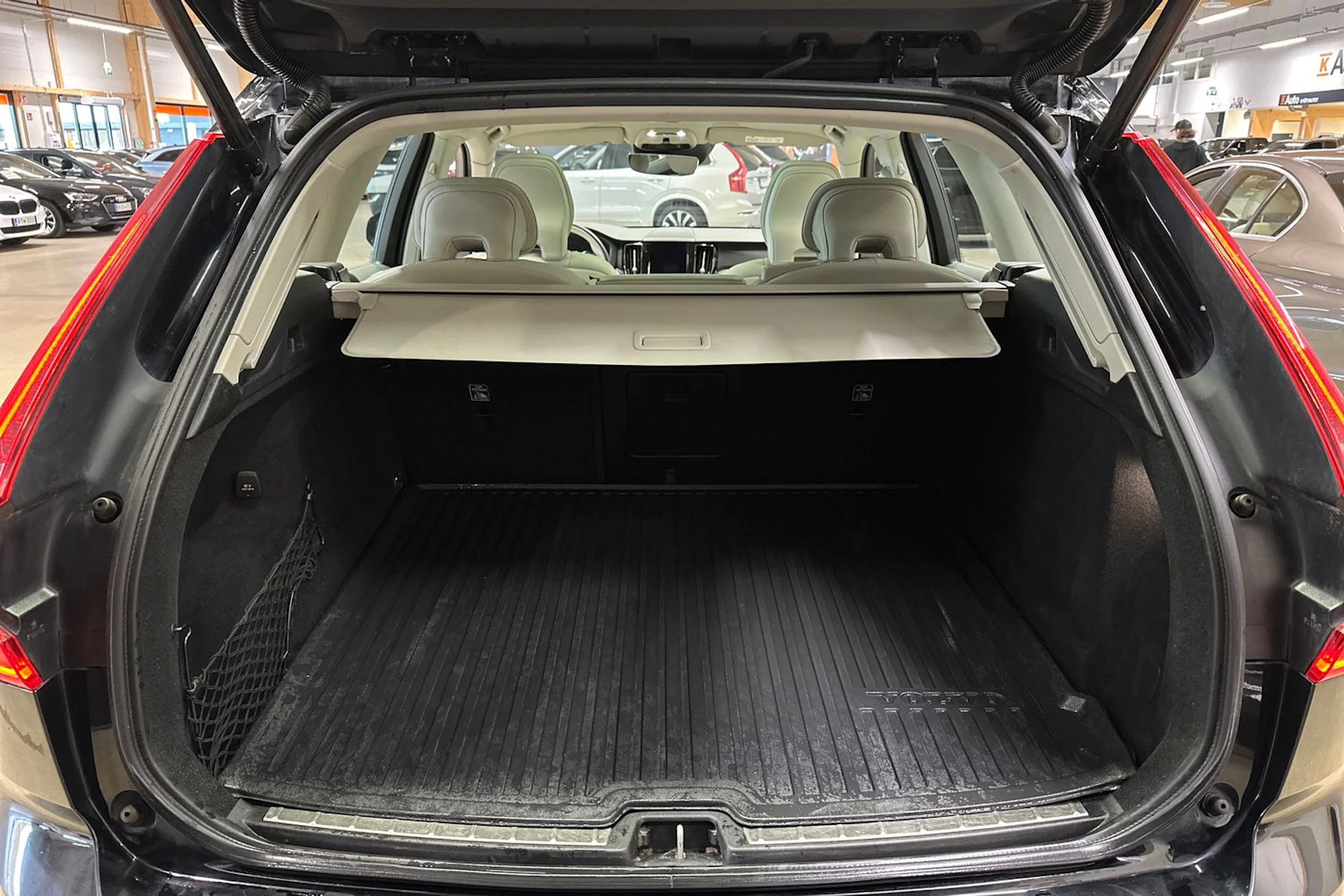 Musta Volvo XC60 2020 kuva 29.
