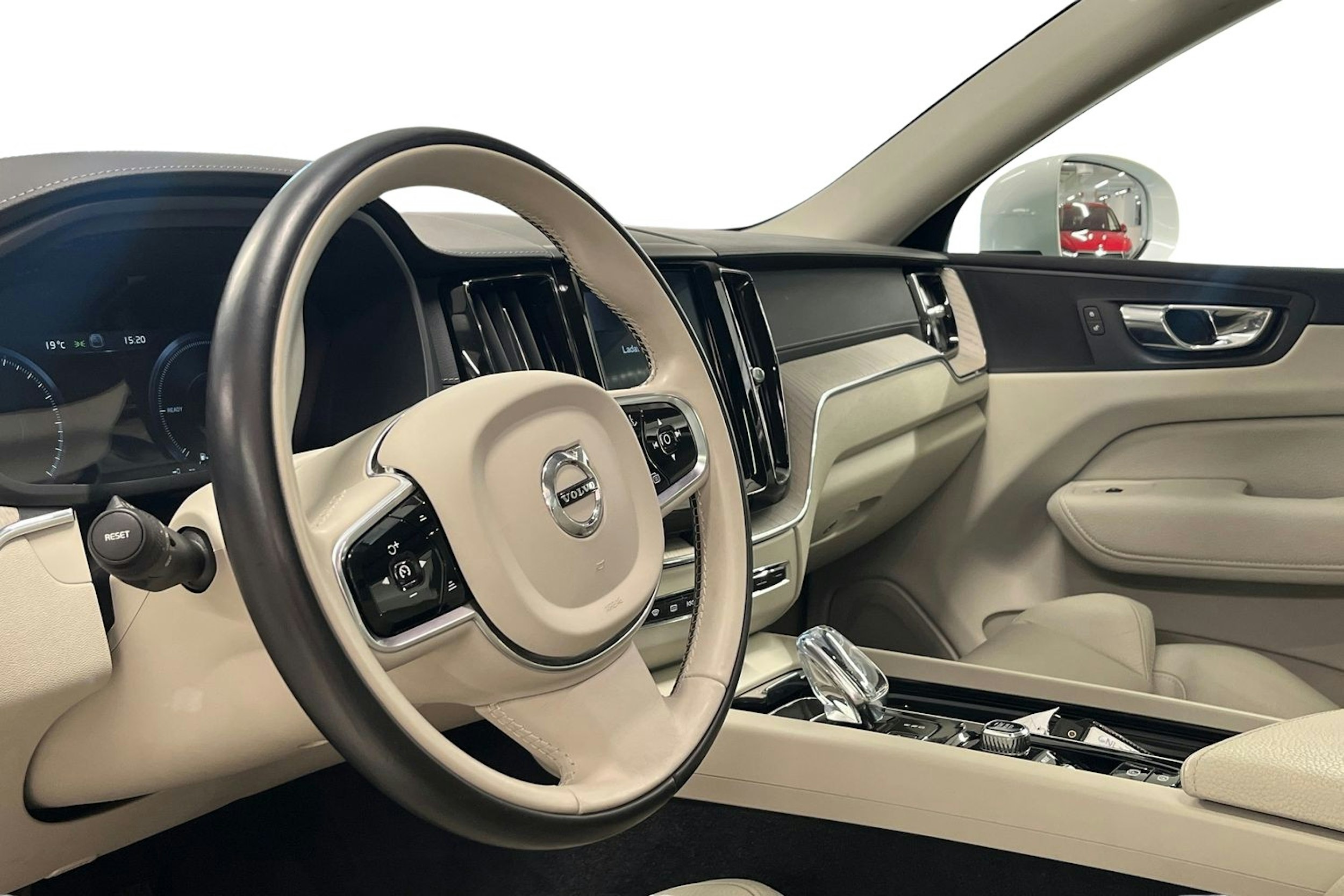 valkoinen Volvo XC60 2020 kuva 7.
