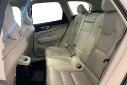 valkoinen Volvo XC60 2020 kuva 10.