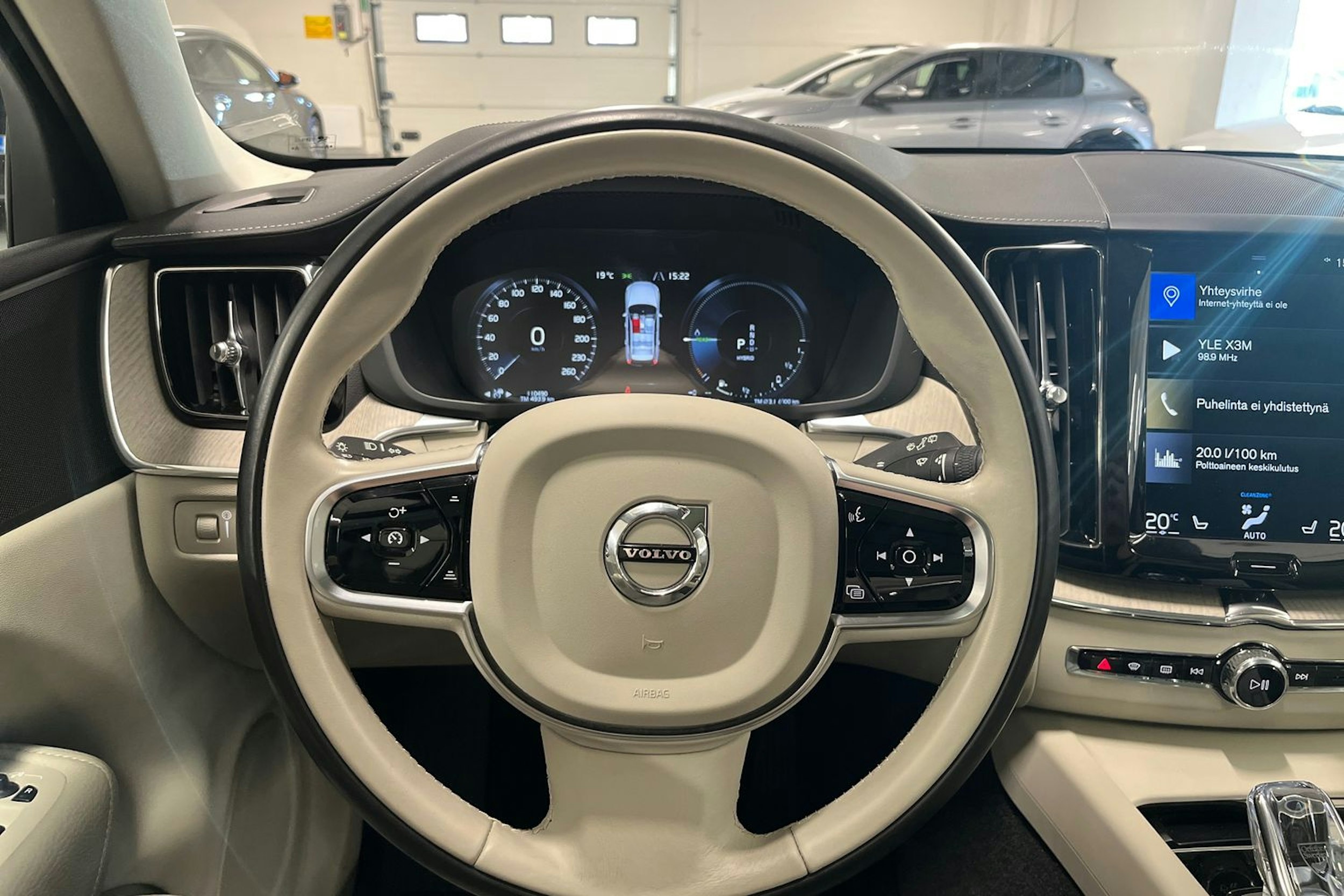 valkoinen Volvo XC60 2020 kuva 18.